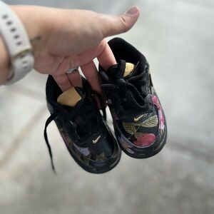 Nike toddler. Floral low tops!! Size 6c